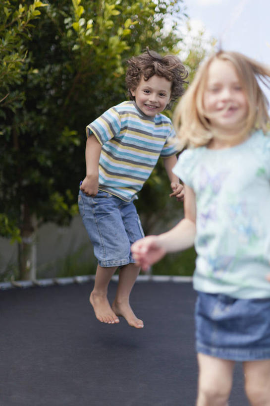 西方人,儿童,两个人,家庭,站,跳,笑,微笑,露齿笑,竖图,室外,白天,正面,锻炼,纯洁,运动,蹦床,植物,欧洲,欧洲人,阴影,服装,裤子,光线,影子,半空,注视,牛仔裤,休闲装,树,树木,小孩,衣服,绿色,阳光,自然,观察,看,站着,休闲,温暖,温馨,一家人,休闲服,活力,可爱,童年,童趣,服饰,生长,成长,观看,和睦,察看,优美,关注,童真,烂漫,无邪,体育,天真,男孩,男人,男性,女孩,女人,女性,白种人,跳跃,站立,半身,彩图,健身,空中芭蕾,融洽,男生,女生