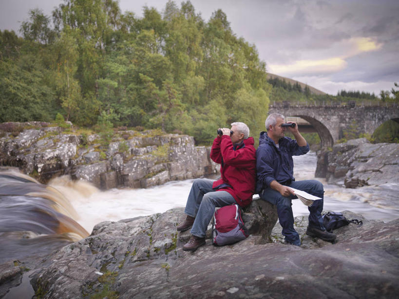 西方人,两个人,伙伴,朋友,坐,横图,室外,白天,侧面,锻炼,旅游,度假,友谊,运动,仪器,科技,河流,石头,日落,森林,树林,水,植物,欧洲,欧洲人,眺望,握,飞溅,服装,裤子,检查,研究,溅,反射,分析,科学,包,石子,望远镜,液体,河水,水滴,水流,晚霞,霞光,落日,桥,拿,旅行包,拿着,注视,牛仔裤,休闲装,娱乐,石桥,拱桥,栈桥,水珠,树,树木,衣服,红色,绿色,自然,黄昏,背包,观察,看,享受,休闲,休闲服,彩霞,放松,清晰,探索,握着,服饰,拱形,生长,放大,成长,观看,人行桥,石拱桥,仔细,科研,察看,科学技术,瞭望,聚焦,关注,喷洒,室外运动,户外运动,远视镜,瞭望镜,光学,清楚,双筒镜,双筒望远镜,旅游包,夕照,薄暮,友情,老年男性,男人,男性,中年男性,白种人,石块,夕阳,坐着,彩图,全身,健身,傍晚,光学仪器,千里镜,斜阳,双肩包
