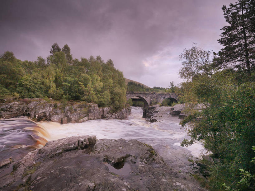 无人,横图,室外,白天,正面,旅游,度假,河流,石头,美景,水,植物,瑞典,欧洲,石子,河水,景观,水流,乌云,云,阴天,云朵,桥,云彩,娱乐,石桥,拱桥,栈桥,树,树木,绿色,天空,自然,天,享受,休闲,景色,放松,拱形,生长,成长,人行桥,石拱桥,昏暗,阴沉,斯堪的纳维亚,自然风光,北欧,斯堪的那维亚,斯堪的那维亚半岛,斯堪的纳维亚半岛,首府,瑞典王国,西曼兰省,韦斯特罗斯,石块,彩图