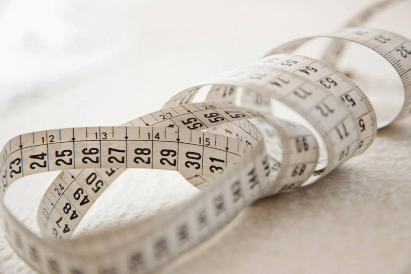 无人,横图,俯视,室内,特写,白天,白色背景,静物,一条,阴影,反射,测量,标志,皮尺,数字,文字,影子,字符,刻度,标识,白色,尺,摄影,阿拉伯数字,影棚,测量工具,尺子,腰围尺,量具,量仪,塑料卷尺,服装尺,裁缝尺,彩图,高角度拍摄,影棚拍摄,拍摄