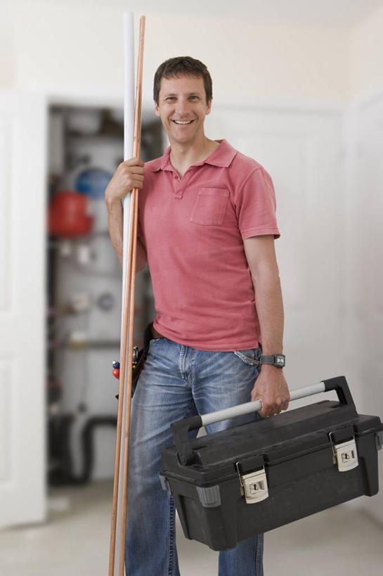 西方人,一个人,机修工,站,笑,微笑,露齿笑,竖图,室内,白天,正面,欧洲,欧洲人,仅一个男性,仅一个人,仅一个中年男性,握,服装,管子,墙,拿,拿着,注视,休闲装,水管,墙壁,墙面,工人,衣服,容器,箱子,观察,看,站着,休闲,休闲服,工具箱,握着,服饰,观看,储藏,察看,储存,关注,锅炉,汽锅,男人,男性,中年男性,白种人,机械师,机修工人,站立,半身,彩图,贮存