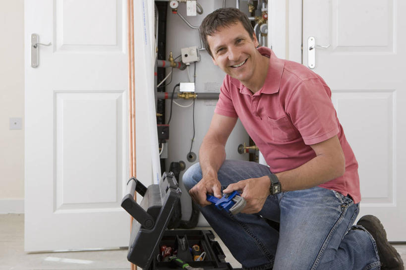 西方人,一个人,蹲,笑,微笑,露齿笑,横图,室内,白天,侧面,欧洲,欧洲人,仅一个男性,仅一个人,仅一个中年男性,握,服装,管子,墙,拿,拿着,注视,休闲装,水管,墙壁,墙面,衣服,容器,箱子,观察,看,休闲,休闲服,工具箱,握着,服饰,观看,储藏,修理,察看,储存,关注,锅炉,补缀,修缮,汽锅,男人,男性,中年男性,白种人,蹲着,半身,彩图,贮存