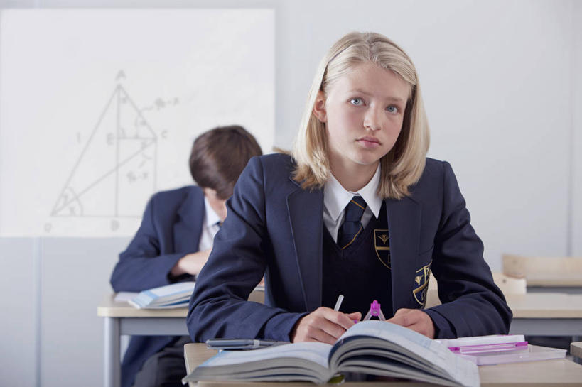 西方人,儿童,两个人,伙伴,朋友,学校,坐,横图,室内,白天,正面,衬衫,制服,友谊,纯洁,桌子,书籍,欧洲,欧洲人,握,阴影,服装,反射,测量,笔,工具,影子,刻度,墙,办公用品,领带,注视,书桌,校园,水笔,墙壁,墙面,文具,一个,小孩,白色,尺,课桌,学习用品,圆规,书本,低头,观察,看,教室,同学,校服,可爱,童年,童趣,握着,角度,单个,课本,观看,测量工具,文具用品,尺子,察看,衡量,绘图,教材,课堂,校友,关注,比例,童真,讲义,烂漫,无邪,测绘,学生服,量具,量仪,标度,同窗,学友,垂头,画图工具,天真,友情,男孩,男人,男性,女孩,女人,女性,白种人,书,图书,坐着,半身,彩图,衬衣,两脚规,男生,女生