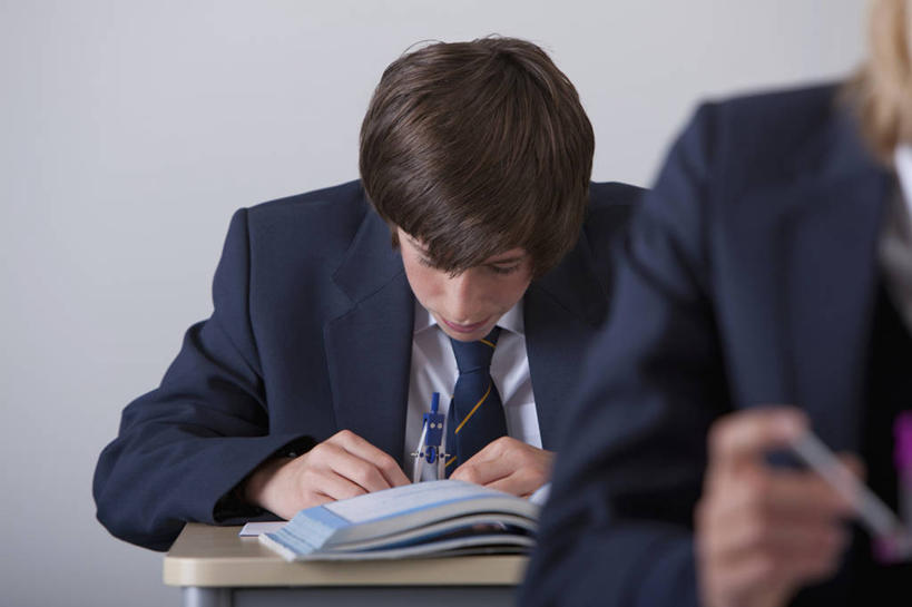 西方人,儿童,两个人,伙伴,朋友,学校,坐,横图,室内,白天,正面,衬衫,制服,友谊,纯洁,桌子,书籍,欧洲,欧洲人,握,阴影,服装,反射,测量,工具,影子,刻度,墙,领带,注视,书桌,校园,墙壁,墙面,一个,小孩,白色,尺,课桌,圆规,书本,低头,观察,看,教室,同学,校服,可爱,童年,童趣,握着,角度,单个,课本,观看,测量工具,尺子,察看,衡量,绘图,书写,教材,课堂,校友,关注,比例,童真,讲义,烂漫,无邪,测绘,学生服,量具,量仪,标度,同窗,学友,誊写,画图工具,天真,友情,男孩,男人,男性,女孩,女人,女性,白种人,书,图书,坐着,半身,彩图,衬衣,两脚规,男生,女生