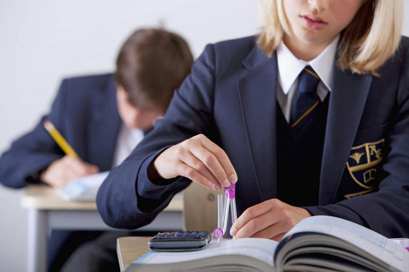 西方人,儿童,两个人,伙伴,朋友,学校,坐,横图,室内,白天,正面,衬衫,制服,友谊,纯洁,桌子,书籍,欧洲,欧洲人,握,阴影,服装,反射,测量,笔,工具,影子,刻度,墙,办公用品,领带,注视,书桌,校园,墙壁,墙面,文具,一个,小孩,白色,尺,课桌,铅笔,学习用品,圆规,书本,低头,观察,看,教室,同学,校服,可爱,童年,童趣,握着,角度,单个,课本,观看,测量工具,文具用品,一支,尺子,察看,衡量,绘图,书写,教材,课堂,校友,关注,比例,童真,讲义,烂漫,无邪,测绘,学生服,量具,量仪,标度,同窗,学友,誊写,画图工具,天真,友情,男孩,男人,男性,女孩,女人,女性,白种人,书,图书,坐着,半身,彩图,衬衣,两脚规,男生,女生