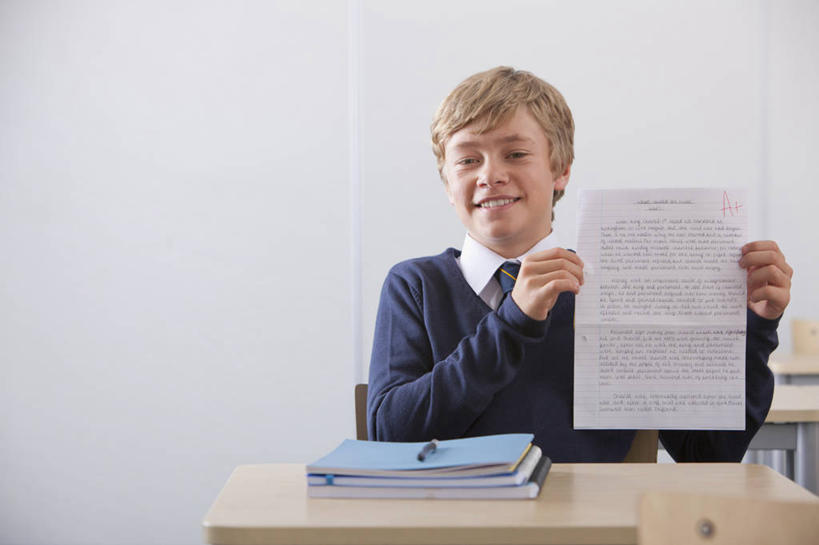 西方人,儿童,一个人,学生,学校,坐,笑,微笑,露齿笑,横图,室内,白天,正面,衬衫,制服,纯洁,桌子,书籍,欧洲,欧洲人,仅一个男性,仅一个人,握,阴影,服装,反射,笔,影子,纸,墙,办公用品,领带,注视,书桌,校园,水笔,墙壁,墙面,文具,小孩,白色,课桌,学习用品,观察,看,仅一个小孩,教室,校服,可爱,童年,童趣,握着,观看,试卷,文具用品,一支,察看,课堂,考试,关注,测验,考卷,童真,考察,烂漫,无邪,学生服,评比,天真,男孩,男人,男性,白种人,孩子,书,图书,坐着,半身,彩图,衬衣,男生