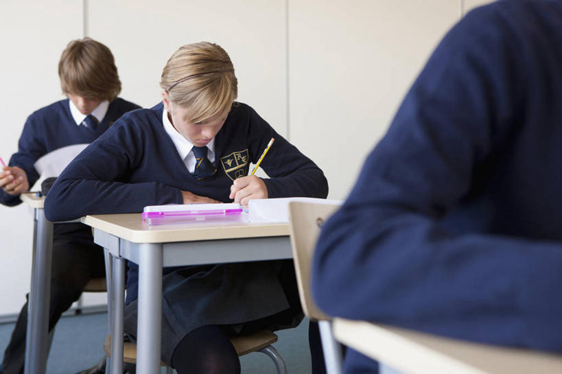 西方人,儿童,三个人,伙伴,朋友,学校,坐,横图,室内,白天,正面,衬衫,制服,友谊,纯洁,桌子,欧洲,欧洲人,握,阴影,服装,反射,笔,影子,纸,墙,办公用品,领带,注视,书桌,校园,墙壁,墙面,文具,小孩,课桌,铅笔,学习用品,低头,观察,看,教室,同学,校服,可爱,童年,童趣,握着,观看,试卷,文具用品,察看,书写,课堂,考试,校友,关注,测验,考卷,童真,考察,烂漫,无邪,学生服,同窗,学友,评比,誊写,天真,友情,男孩,男人,男性,女孩,女人,女性,白种人,坐着,半身,彩图,衬衣,男生,女生