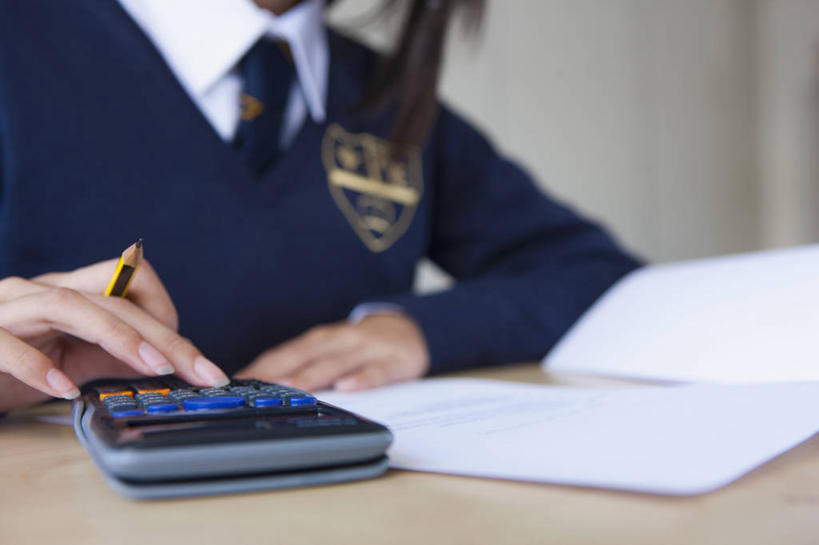 东方人,儿童,一个人,学生,学校,坐,横图,室内,特写,白天,正面,衬衫,纯洁,计算器,桌子,亚洲,仅一个女性,仅一个人,敲打,握,阴影,朦胧,模糊,反射,计算,科学,木制,笔,影子,纸,墙,办公用品,领带,黄种人,输入,书桌,校园,墙壁,墙面,文具,小孩,白色,课桌,木制品,铅笔,学习用品,打字,仅一个小孩,教室,可爱,童年,童趣,搭,握着,理财,财务,试卷,点击,敲击,文具用品,一支,课堂,考试,搭着,数学,测验,考卷,童真,考察,烂漫,无邪,评比,天真,按键,女孩,女人,女性,亚洲人,孩子,坐着,半身,彩图,衬衣,女生