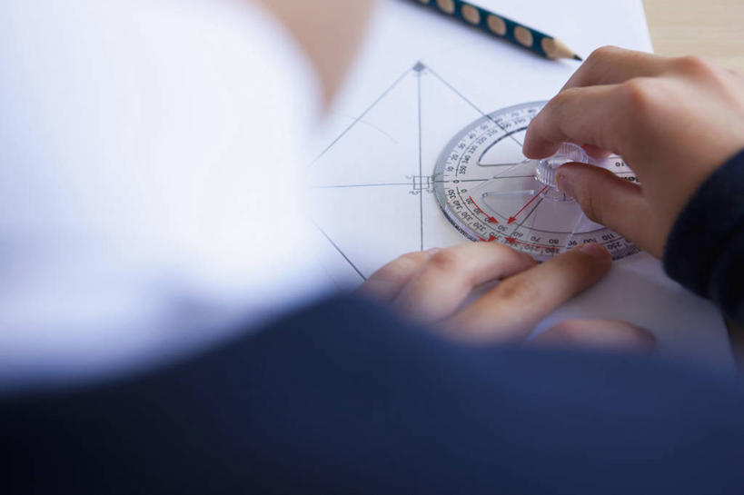 西方人,儿童,手,一个人,学生,学校,坐,横图,俯视,室内,特写,白天,衬衫,制服,纯洁,桌子,欧洲,欧洲人,双手,仅一个男性,仅一个人,握,阴影,服装,朦胧,模糊,反射,测量,笔,图形,影子,纸,刻度,塑料,办公用品,几何,菱形,书桌,校园,文具,小孩,尺,课桌,铅笔,塑料制品,学习用品,仅一个小孩,教室,手部,校服,可爱,童年,童趣,握着,角度,测量工具,试卷,量角器,文具用品,一支,尺子,衡量,绘图,课堂,考试,数学,测验,考卷,比例,童真,考察,烂漫,无邪,测绘,学生服,量具,量仪,标度,量角尺,评比,天真,男孩,男人,男性,白种人,孩子,坐着,半身,彩图,高角度拍摄,衬衣,几何图形,男生