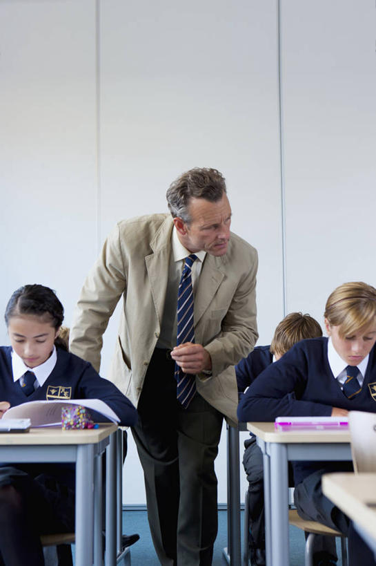 东方人,西方人,儿童,伙伴,朋友,教师,学校,站,坐,竖图,室内,白天,正面,衬衫,西装,友谊,纯洁,桌子,欧洲,欧洲人,亚洲,五个人,弯腰,阴影,套装,正装,反射,笔,影子,纸,墙,办公用品,领带,许多人,注视,职业装,黄种人,书桌,校园,墙壁,墙面,文具,小孩,白色,课桌,铅笔,学习用品,低头,观察,看,站着,一群人,教室,同学,可爱,童年,童趣,观看,试卷,文具用品,察看,书写,课堂,考试,象征,庄重,校友,关注,测验,身份,考卷,童真,考察,烂漫,无邪,弯身,正式,地位,同窗,学友,评比,誊写,天真,友情,老年男性,男孩,男人,男性,女孩,女人,女性,白种人,亚洲人,讲师,教授,老师,站立,坐着,半身,彩图,衬衣,男生,女生