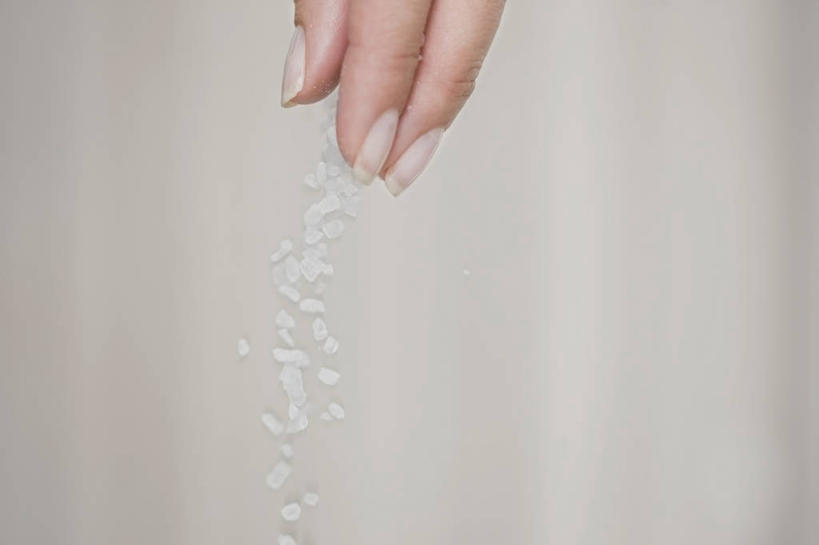 西方人,手,一个人,横图,室内,特写,白天,正面,欧洲,欧洲人,仅一个女性,仅一个人,阴影,朦胧,模糊,反射,粉末,影子,调料,盐,调味品,调味料,洒,食盐,仅一个中年女性,手部,粉,单手,粉状,粉剂,女人,女性,中年女性,白种人,撒,半身,彩图