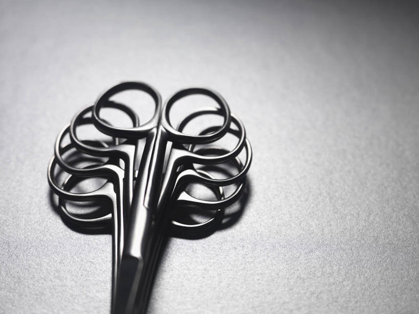 无人,横图,俯视,室内,特写,白天,桌面,桌子,静物,金属制品,五个,一堆,许多,修剪,阴影,堆叠,堆积,灰色背景,反射,金属,工具,剪刀,影子,摄影,影棚,堆,裁剪,剪子,剪裁,切割,手术剪刀,手术剪,彩图,高角度拍摄,影棚拍摄,拍摄