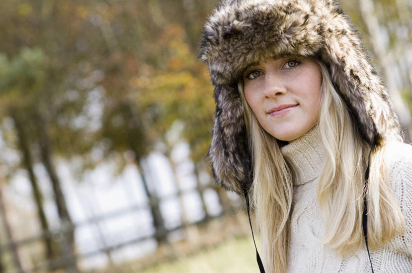 西方人,一个人,站,笑,微笑,横图,室外,白天,正面,毛衣,草地,草坪,植物,帽子,欧洲,欧洲人,仅一个年轻女性,仅一个女性,仅一个人,阴影,朦胧,模糊,装饰,光线,影子,注视,草,树,树木,绿色,阳光,自然,观察,看,站着,温暖,生长,成长,观看,保暖,点缀,察看,御寒,关注,线衫,衬托,美观,棉帽,雷锋帽,毛线衣,绒线衣,年轻女性,女人,女性,白种人,站立,半身,彩图,绒衣,套衫,套头毛衣,线衣