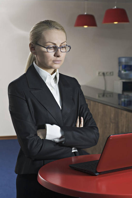 西方人,一个人,商务人士,商务女性,办公室,坐,闭眼,双手交叉,竖图,室内,白天,正面,电脑,笔记本电脑,水,桌子,照明,欧洲,欧洲人,仅一个年轻女性,仅一个女性,仅一个人,套装,朦胧,模糊,网络,木制,电器,桶,眼镜,液体,塑料,灯光,茶几,通讯设备,饮用水,吊灯,灯,木制品,容器,塑料制品,灯具,纯净水,矿泉水,储藏,塑料桶,照亮,无线,双手抱胸,家电,家用电器,照明设备,饮水机,储存,桶装水,通信设备,商务装,无线网络,近视眼镜,无线上网,便携式电脑,工薪阶层,蒸馏水,茶水间,手提电脑,年轻女性,女人,女性,白种人,白领,上班族,闭眼睛,闭着眼,闭着眼睛,坐着,半身,彩图,贮存