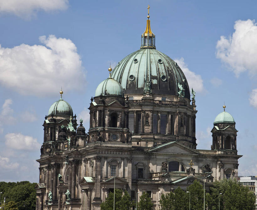 无人,教堂,横图,室外,白天,正面,旅游,度假,植物,标志建筑,地标,建筑,德国,欧洲,阴影,节日,环保,光线,影子,云,云朵,防护,首都,云彩,文化,娱乐,建设,柏林,柏林大教堂,树,树木,蓝色,绿色,白云,蓝天,天空,阳光,自然,天,祈祷,享受,休闲,健康,旅游胜地,放松,许愿,宗教,信仰,生长,晴朗,成长,纪念,祈求,西欧,美好,美妙,间隔,信念,德意志联邦共和国,美观,雅观,柏林州,绿篱,生篱,树篱,植篱,柏林博物馆岛,博物馆岛,菩提树大街,平安,晴空,彩图,大教堂,礼拜堂