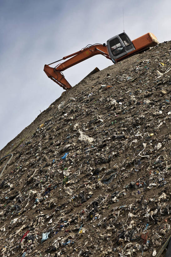 无人,竖图,室外,白天,仰视,农业,汽车,意大利,欧洲,一堆,许多,阴影,堆叠,堆积,光线,影子,云,云朵,垃圾,很多,云彩,车,蓝色,白云,蓝天,天空,阳光,交通工具,天,机械,晴朗,堆,南欧,载具,拖拉机,意大利共和国,首府,交通运输,农用机械,波伦亚,博洛尼亚,柱廊之城,渣滓,艾米利亚.罗马涅,艾米利亚.罗马涅大区,晴空,彩图,低角度拍摄