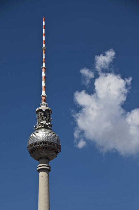 无人,竖图,室外,白天,仰视,旅游,度假,标志建筑,地标,建筑,德国,欧洲,阴影,光线,影子,云,云朵,首都,云彩,娱乐,建设,柏林,蓝色,白云,蓝天,天空,阳光,天,享受,休闲,旅游胜地,放松,晴朗,西欧,电视塔,德意志联邦共和国,柏林州,柏林电视塔,亚历山大广场,晴空,彩图,低角度拍摄,米特区