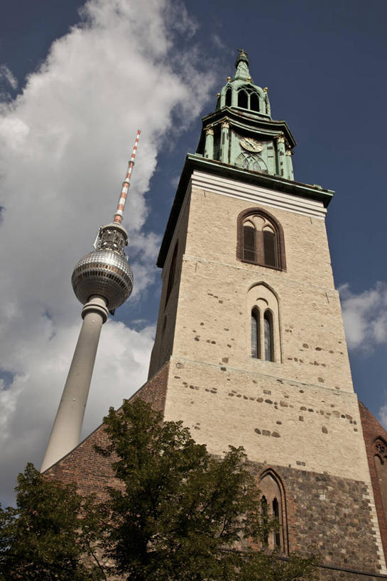 无人,竖图,室外,白天,仰视,旅游,度假,植物,标志建筑,地标,建筑,德国,欧洲,阴影,光线,影子,云,云朵,首都,云彩,娱乐,建设,柏林,树,树木,蓝色,绿色,白云,蓝天,天空,阳光,自然,天,享受,休闲,旅游胜地,放松,生长,晴朗,成长,西欧,电视塔,德意志联邦共和国,柏林州,柏林电视塔,亚历山大广场,晴空,彩图,低角度拍摄,米特区