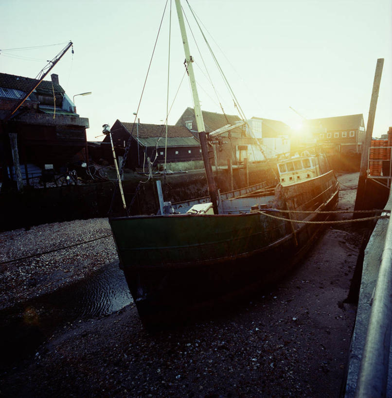 无人,家,码头,竖图,室外,白天,正面,度假,美景,城市风光,城市,港口,船,欧洲,荷兰,阴影,光线,影子,房屋,屋子,景观,云,云朵,木船,背光,云彩,娱乐,楼房,住宅,蓝色,白云,蓝天,天空,阳光,交通工具,天,享受,休闲,景色,放松,晴朗,舟,西欧,载具,逆光,荷兰王国,尼德兰王国,泽兰省,晴空,彩图,镜头光晕,透镜闪耀,眩光,房子,摆渡口,埠头,渡口,渡头,港湾,海港,货运码头,口岸,商港