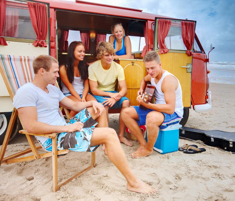 西方人,腿部,脚,脚趾,脚趾甲,腿,伙伴,朋友,坐,笑,微笑,露齿笑,横图,室外,白天,正面,友谊,海浪,海洋,沙滩,椅子,欧洲,欧洲人,五个人,一辆,握,短裤,服装,裤子,沙子,躺椅,海岸,浪花,云,云朵,吉他,乐器,弦乐器,沙地,许多人,弹奏,拿,云彩,拿着,注视,休闲装,光脚,车,衣服,蓝色,白云,蓝天,天空,海水,交通工具,天,观察,看,一群人,休闲,赤脚,休闲服,握着,沙滩裤,服饰,晴朗,观看,沙滩椅,察看,关注,载具,弹拨弦鸣乐器,露营,野营,海景,房车,宿营,露营车,友情,男人,男性,年轻男性,年轻女性,女人,女性,白种人,脚指甲,大海,风浪,海,海水的波动,海滩,近岸浪,涌浪,晴空,坐着,彩图,全身,弹拨弦乐器