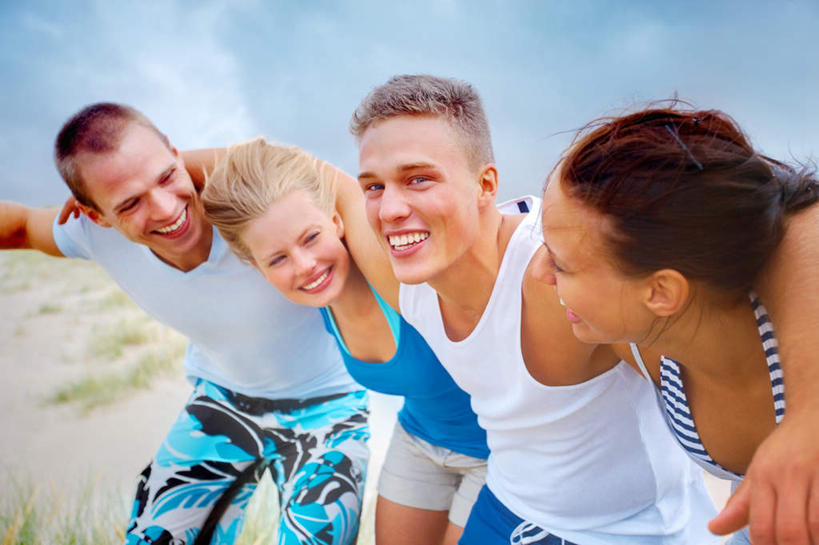 西方人,四个人,伙伴,朋友,站,抱,笑,微笑,露齿笑,横图,室外,白天,正面,友谊,沙滩,欧洲,欧洲人,一排,阴影,短裤,服装,裤子,整齐,光线,背心,沙子,影子,海岸,云,云朵,沙地,云彩,扭头,注视,休闲装,排列,衣服,蓝色,白云,蓝天,天空,阳光,天,观察,看,站着,转头,休闲,休闲服,沙滩裤,服饰,晴朗,抱着,观看,察看,搂着,队列,关注,友情,男人,男性,年轻男性,年轻女性,女人,女性,白种人,海滩,晴空,搂,搂抱,站立,半身,彩图