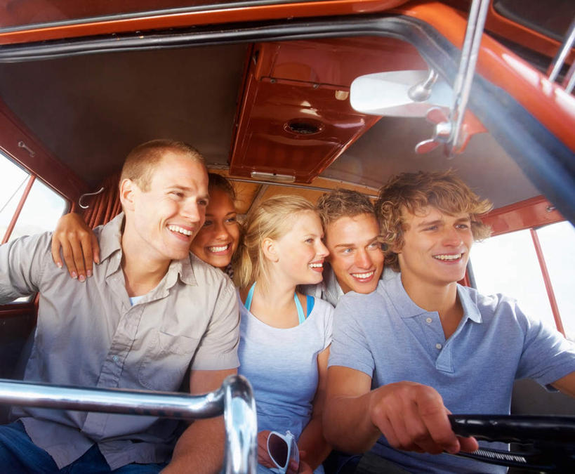 西方人,伙伴,朋友,坐,抱,笑,微笑,露齿笑,横图,室内,白天,正面,友谊,窗户,汽车,欧洲,欧洲人,五个人,一辆,服装,面包车,许多人,注视,休闲装,玻璃窗,车,衣服,车窗,交通工具,观察,看,一群人,休闲,休闲服,服饰,抱着,观看,察看,搂着,关注,载具,友情,男人,男性,年轻男性,年轻女性,女人,女性,白种人,搂,搂抱,坐着,半身,彩图