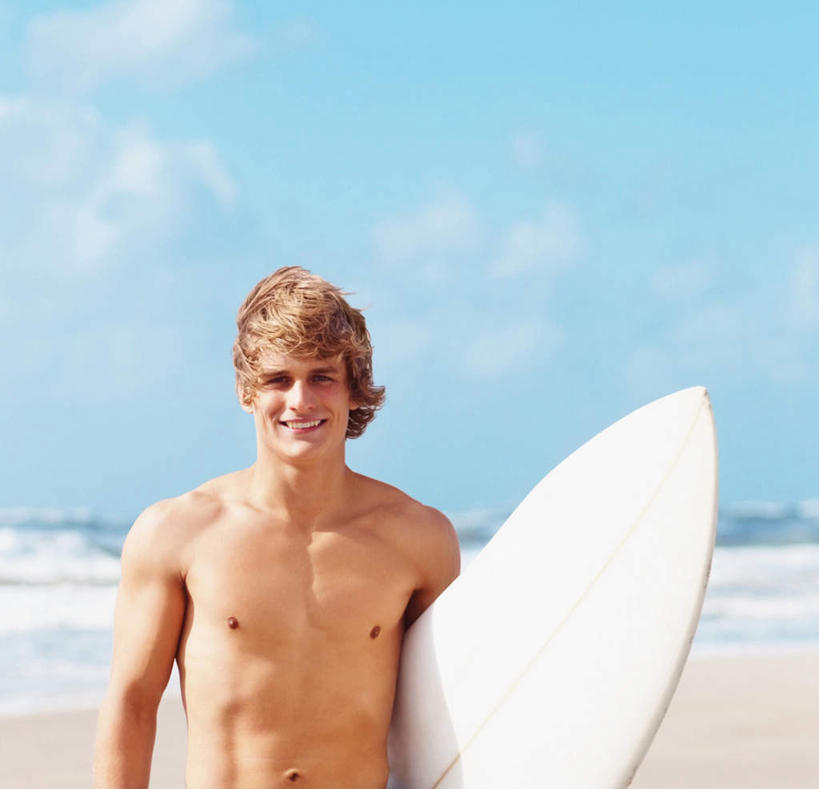 西方人,肌肉,健壮,一个人,站,笑,微笑,露齿笑,横图,室外,白天,正面,海浪,海洋,沙滩,欧洲,欧洲人,仅一个男性,仅一个人,阴影,光线,冲浪板,沙子,影子,海岸,浪花,云,云朵,沙地,云彩,注视,运动器械,裸露,仅一个年轻男性,蓝色,白云,蓝天,天空,阳光,海水,天,观察,看,站着,健康,健身器械,活力,力量,晴朗,观看,青春,察看,强壮,关注,裸,健身器材,海景,冲浪装备,男人,男性,年轻男性,白种人,大海,风浪,海,海水的波动,海滩,近岸浪,涌浪,晴空,站立,半身,彩图,运动器材