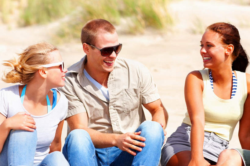 西方人,四个人,伙伴,朋友,坐,笑,微笑,横图,室外,白天,正面,友谊,海浪,海洋,沙滩,欧洲,欧洲人,一排,服装,裤子,整齐,墨镜,沙子,眼镜,海岸,浪花,沙地,扭头,注视,牛仔裤,休闲装,排列,衣服,海水,太阳镜,太阳眼镜,观察,看,转头,休闲,休闲服,遮阳镜,服饰,观看,察看,队列,关注,海景,友情,男人,男性,年轻男性,年轻女性,女人,女性,白种人,大海,风浪,海,海水的波动,海滩,近岸浪,涌浪,坐着,半身,彩图