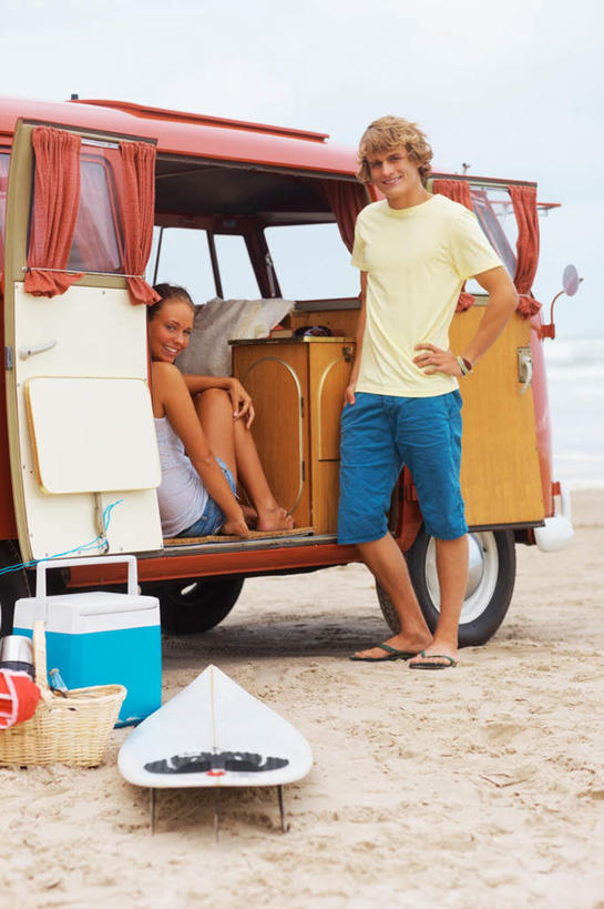 西方人,腿部,脚,脚趾,脚趾甲,腿,两个人,站,坐,笑,微笑,露齿笑,竖图,室外,白天,正面,爱情,沙滩,汽车,手提箱,椅子,欧洲,欧洲人,一辆,服装,裤子,冲浪板,旅行箱,沙子,躺椅,海岸,面包车,沙地,浪漫,注视,牛仔裤,休闲装,光脚,运动器械,手叉腰,车,衣服,蓝色,蓝天,天空,容器,行李箱,箱子,交通工具,天,叉腰,观察,看,站着,休闲,温暖,温馨,赤脚,休闲服,健身器械,恩爱,恋人,服饰,晴朗,观看,储藏,出差,沙滩椅,和睦,察看,储存,关注,载具,健身器材,万里无云,冲浪装备,男人,男性,年轻男性,年轻女性,女人,女性,白种人,脚指甲,情侣,海滩,晴空,晴空万里,站立,坐着,彩图,全身,旅行,伴侣,融洽,贮存,运动器材