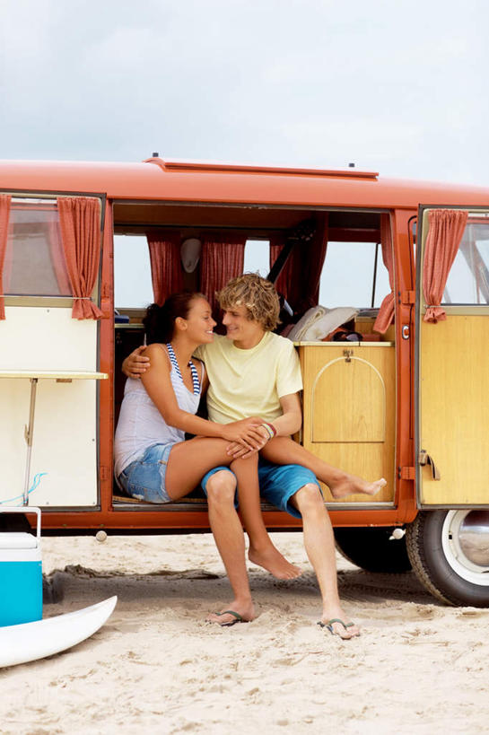 西方人,腿部,脚,脚趾,脚趾甲,腿,两个人,坐,抱,笑,微笑,露齿笑,竖图,室外,白天,正面,爱情,沙滩,汽车,手提箱,椅子,欧洲,欧洲人,一辆,服装,裤子,冲浪板,旅行箱,沙子,躺椅,海岸,面包车,沙地,浪漫,二郎腿,扭头,注视,牛仔裤,休闲装,光脚,运动器械,车,衣服,蓝色,蓝天,天空,容器,行李箱,箱子,交通工具,天,观察,看,转头,休闲,温暖,温馨,赤脚,休闲服,健身器械,恩爱,恋人,服饰,晴朗,抱着,观看,储藏,出差,沙滩椅,和睦,察看,搂着,储存,关注,载具,健身器材,万里无云,冲浪装备,男人,男性,年轻男性,年轻女性,女人,女性,白种人,脚指甲,情侣,海滩,晴空,晴空万里,搂,搂抱,坐着,彩图,全身,旅行,伴侣,融洽,贮存,运动器材