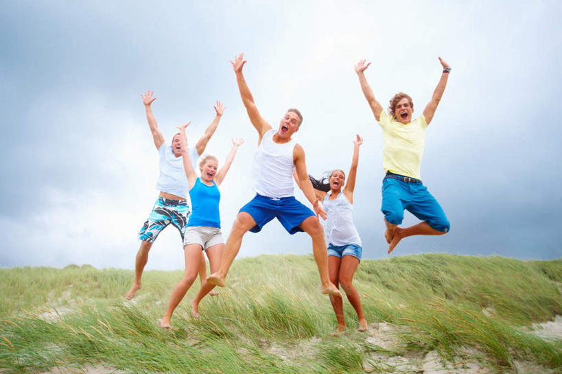 西方人,腿部,脚,脚趾,脚趾甲,腿,跳,举,笑,微笑,露齿笑,横图,室外,白天,正面,草地,草坪,沙滩,植物,欧洲,欧洲人,阴影,短裤,服装,裤子,光线,沙子,影子,海岸,云,云朵,沙地,半空,云彩,注视,休闲装,光脚,草,衣服,蓝色,绿色,白云,蓝天,天空,阳光,天,观察,看,托,休闲,赤脚,休闲服,沙滩裤,服饰,晴朗,观看,张开双腿,察看,关注,展开双腿,白种人,脚指甲,海滩,晴空,举起,举手,举着,跳跃,向上举,向上伸,向上托,彩图,全身,伸展双腿