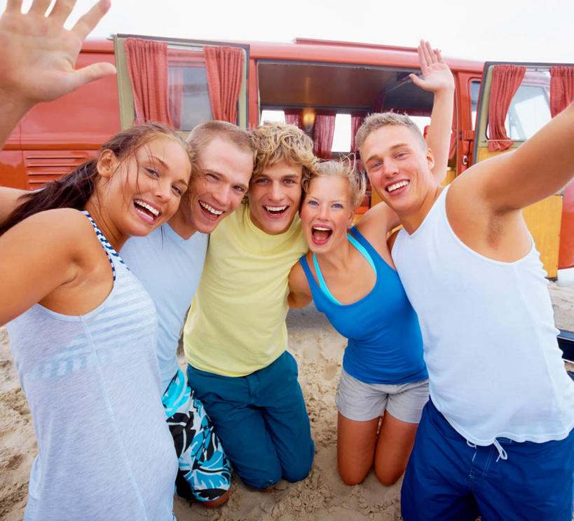 西方人,伙伴,朋友,跪,举,抱,笑,微笑,露齿笑,横图,室外,白天,正面,友谊,沙滩,汽车,欧洲,欧洲人,五个人,一辆,服装,背心,沙子,海岸,云,云朵,面包车,沙地,许多人,云彩,注视,休闲装,车,衣服,蓝色,白云,蓝天,天空,交通工具,天,观察,看,托,一群人,休闲,休闲服,服饰,晴朗,抱着,观看,察看,搂着,关注,载具,友情,男人,男性,年轻男性,年轻女性,女人,女性,白种人,海滩,晴空,跪着,举起,举手,举着,搂,搂抱,向上举,向上伸,向上托,半身,彩图