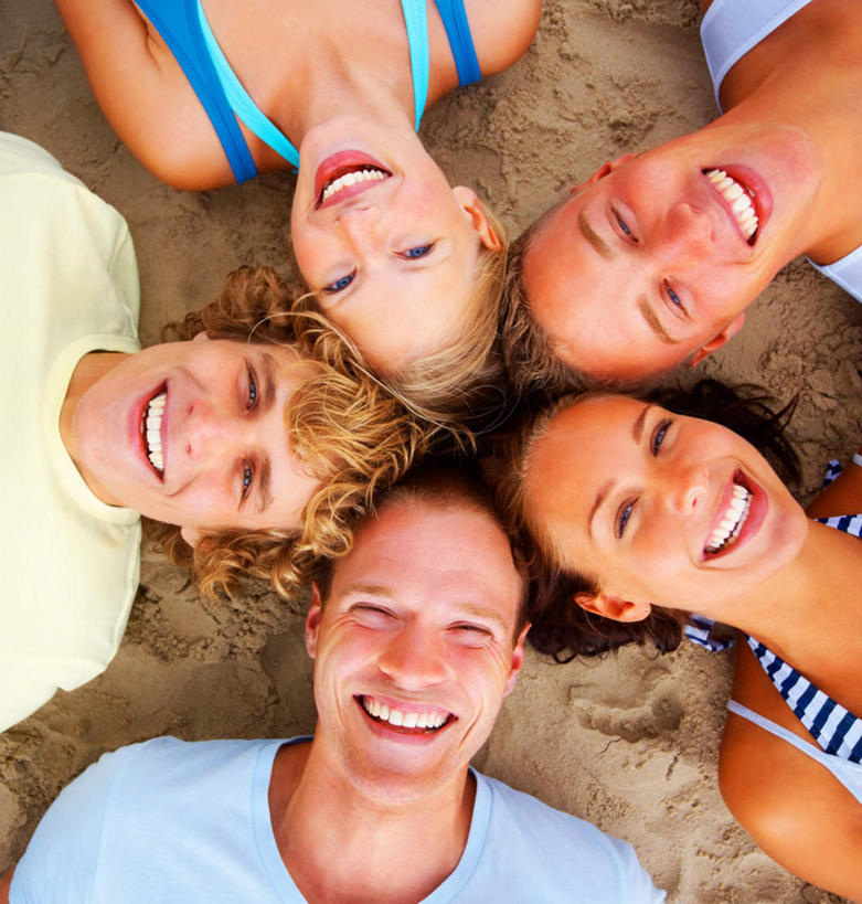 西方人,脸,头,脸颊,伙伴,朋友,躺,笑,微笑,露齿笑,竖图,俯视,室外,特写,白天,友谊,沙滩,欧洲,欧洲人,五个人,服装,环绕,围绕,背心,沙子,海岸,沙地,许多人,环抱,注视,休闲装,肩膀,衣服,观察,看,一群人,休闲,休闲服,服饰,观看,察看,关注,萦绕,卧着,友情,男人,男性,年轻男性,年轻女性,女人,女性,白种人,头部,脸部,脸蛋,面部,海滩,躺着,卧,半身,彩图,高角度拍摄