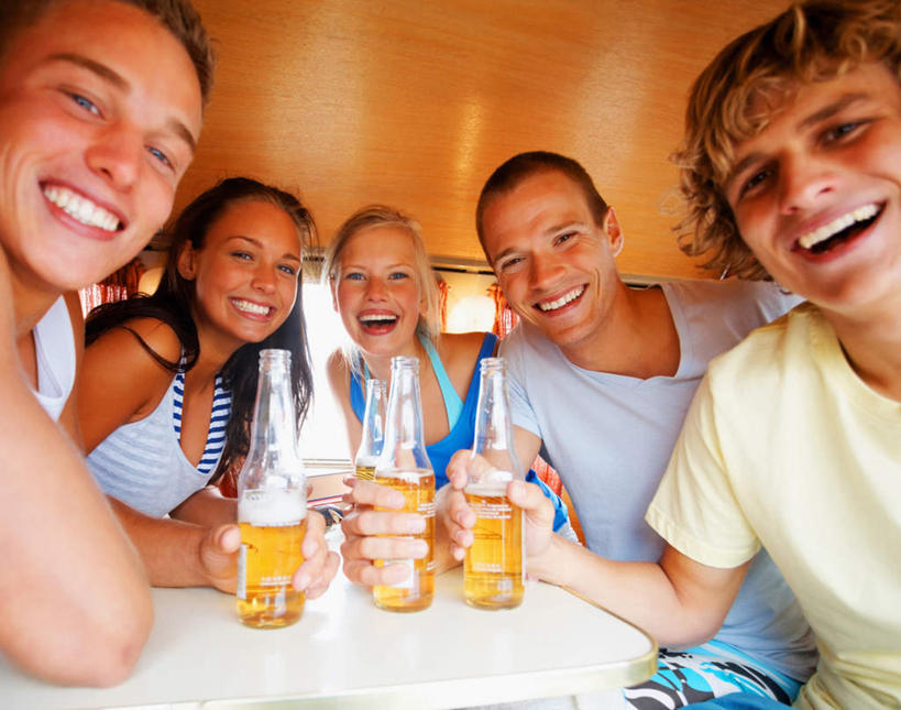 啤酒,西方人,伙伴,朋友,坐,笑,微笑,露齿笑,横图,室内,白天,正面,友谊,桌面,桌子,汽车,欧洲,欧洲人,五个人,一辆,握,服装,木制,面包车,酒类,许多人,拿,拿着,注视,休闲装,车,玻璃制品,酒,酒瓶,饮料,衣服,玻璃瓶,木制品,瓶子,交通工具,观察,看,一群人,休闲,休闲服,握着,服饰,观看,察看,关注,载具,友情,男人,男性,年轻男性,年轻女性,女人,女性,白种人,坐着,半身,彩图
