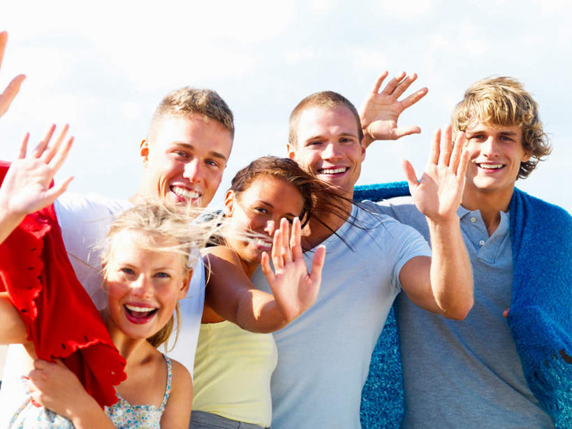 西方人,伙伴,朋友,站,举,抱,笑,微笑,露齿笑,横图,室外,白天,正面,友谊,欧洲,欧洲人,五个人,服装,许多人,挥手,注视,休闲装,再见,衣服,蓝色,蓝天,天空,天,观察,看,手势,托,站着,招手,一群人,休闲,休闲服,服饰,晴朗,抱着,告别,观看,察看,搂着,关注,摆动,离别,万里无云,辞行,友情,男人,男性,年轻男性,年轻女性,女人,女性,白种人,晴空,晴空万里,举起,举手,举着,搂,搂抱,向上举,向上伸,向上托,站立,半身,彩图