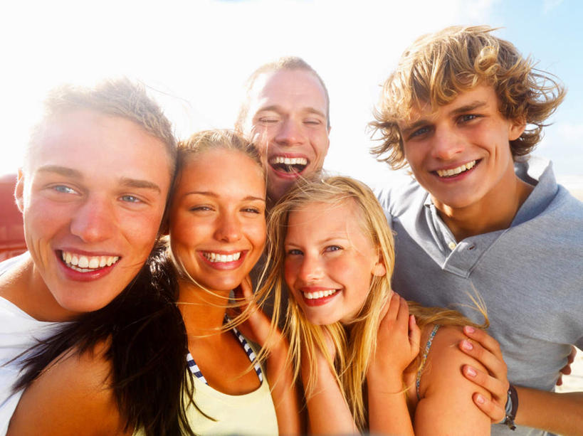 西方人,伙伴,朋友,站,笑,微笑,露齿笑,横图,室外,白天,正面,友谊,欧洲,欧洲人,五个人,阴影,服装,光线,影子,云,云朵,许多人,云彩,注视,休闲装,装饰品,衣服,蓝色,白云,蓝天,天空,阳光,饰品,手链,首饰,天,观察,看,靠,靠着,站着,一群人,休闲,休闲服,搭,服饰,手镯,晴朗,观看,察看,搭着,关注,镯子,友情,男人,男性,年轻男性,年轻女性,女人,女性,白种人,晴空,站立,半身,彩图