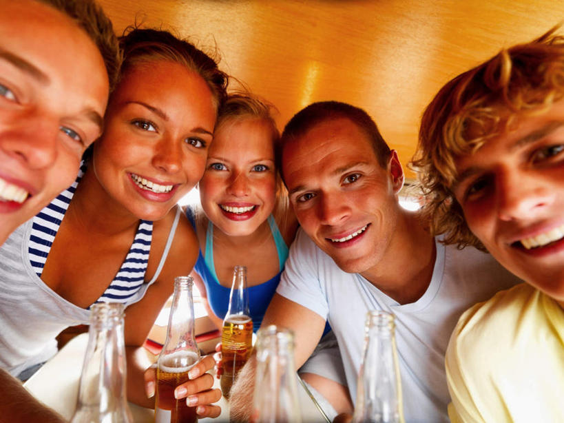 啤酒,西方人,伙伴,朋友,坐,笑,微笑,露齿笑,横图,室内,白天,正面,友谊,桌面,桌子,汽车,欧洲,欧洲人,五个人,一辆,握,服装,朦胧,模糊,木制,面包车,酒类,许多人,拿,拿着,注视,休闲装,车,玻璃制品,酒,酒瓶,饮料,衣服,玻璃瓶,木制品,瓶子,交通工具,观察,看,一群人,休闲,休闲服,握着,服饰,观看,察看,关注,载具,友情,男人,男性,年轻男性,年轻女性,女人,女性,白种人,坐着,半身,彩图