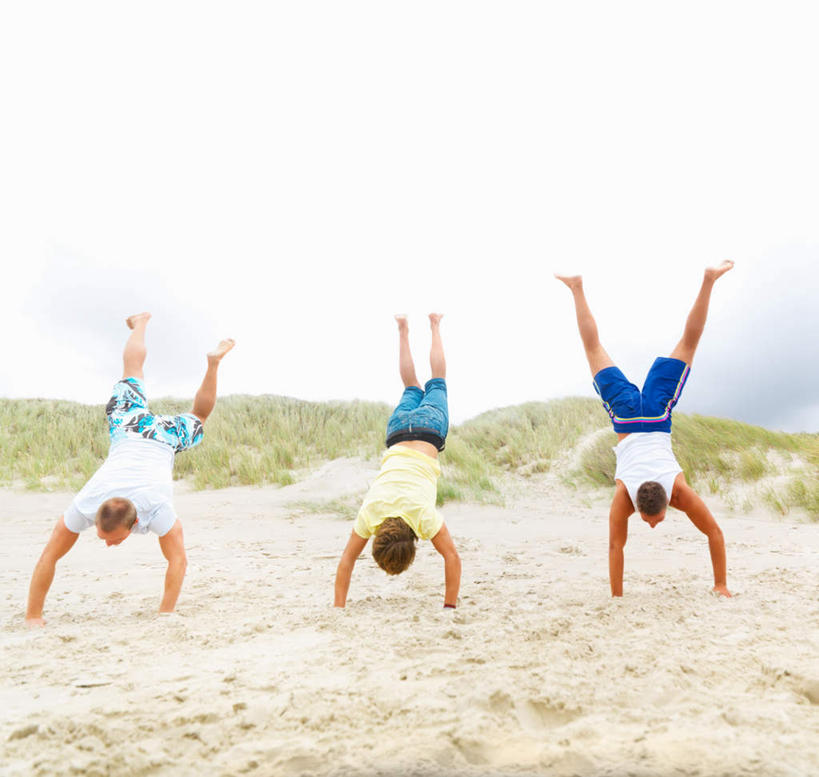 西方人,腿部,脚,脚趾,脚趾甲,腿,三个人,伙伴,朋友,跳,伸展双臂,横图,室外,白天,锻炼,友谊,运动,草地,草坪,沙滩,植物,欧洲,欧洲人,一排,撑,翻,短裤,服装,裤子,整齐,沙子,海岸,云,云朵,沙地,滚,云彩,休闲装,光脚,草,排列,背面,衣服,蓝色,绿色,白云,蓝天,天空,天,休闲,赤脚,休闲服,沙滩裤,服饰,晴朗,翻跟斗,翻跟头,撑着,队列,翻筋斗,体育,友情,男人,男性,年轻男性,白种人,脚指甲,海滩,晴空,敞开双臂,伸开双臂,卧,展开双肩,张开手臂,张开双臂,彩图,全身,健身,转体