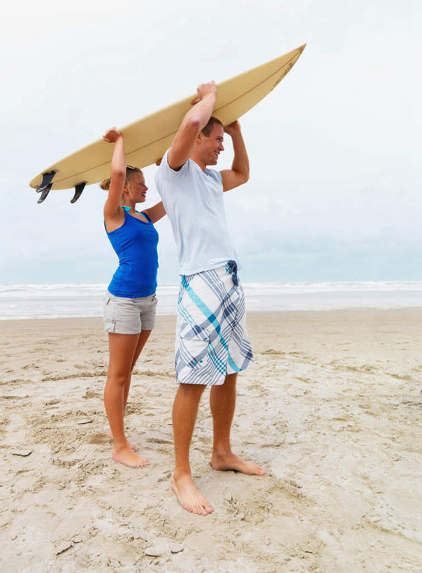 西方人,腿部,脚,脚趾,脚趾甲,腿,两个人,站,举,竖图,室外,白天,侧面,爱情,海浪,海洋,沙滩,欧洲,欧洲人,握,阴影,服装,光线,冲浪板,沙子,影子,海岸,浪花,云,云朵,沙地,浪漫,云彩,注视,休闲装,光脚,运动器械,衣服,蓝色,白云,蓝天,天空,阳光,海水,天,观察,看,托,站着,休闲,温暖,温馨,赤脚,休闲服,健身器械,恩爱,握着,恋人,服饰,晴朗,观看,和睦,察看,关注,健身器材,海景,冲浪装备,男人,男性,年轻男性,年轻女性,女人,女性,白种人,脚指甲,情侣,大海,风浪,海,海水的波动,海滩,近岸浪,涌浪,晴空,举起,举手,举着,向上举,向上伸,向上托,站立,彩图,全身,伴侣,融洽,运动器材