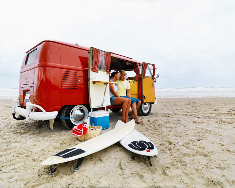 西方人,两个人,坐,笑,交叉,微笑,露齿笑,横图,室外,白天,正面,爱情,海浪,海洋,沙滩,竹子,欧洲,欧洲人,竹制,服装,编织,冲浪板,篮子,沙子,海岸,浪花,云,云朵,沙地,浪漫,云彩,注视,休闲装,运动器械,衣服,蓝色,白云,蓝天,天空,海水,竹篮,天,观察,看,休闲,温暖,温馨,休闲服,健身器械,恩爱,恋人,服饰,晴朗,观看,竹条,交织,和睦,察看,竹制品,关注,健身器材,海景,穿插,冲浪装备,男人,男性,年轻男性,年轻女性,女人,女性,白种人,情侣,大海,风浪,海,海水的波动,海滩,近岸浪,涌浪,晴空,坐着,彩图,全身,伴侣,融洽,运动器材