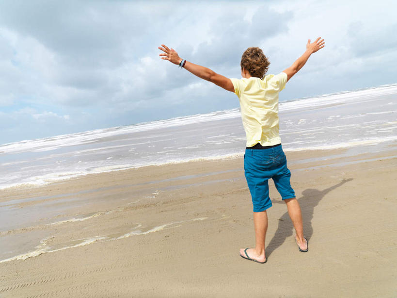 西方人,一个人,站,伸展双臂,横图,室外,白天,凉鞋,海浪,海洋,沙滩,鞋子,欧洲,欧洲人,仅一个男性,仅一个人,阴影,服装,裤子,光线,沙子,影子,海岸,浪花,水平线,云,云朵,辽阔,海平线,沙地,云彩,牛仔裤,休闲装,仅一个年轻男性,背面,衣服,黄色,蓝色,白云,蓝天,天空,阳光,海水,天,站着,休闲,广阔,休闲服,服饰,晴朗,一望无际,海景,无边无际,一马平川,男人,男性,年轻男性,白种人,大海,风浪,海,海水的波动,海滩,近岸浪,涌浪,晴空,敞开双臂,伸开双臂,展开双肩,站立,张开手臂,张开双臂,彩图,全身,夹趾拖鞋,人字拖,人字拖鞋,水天相接,水天一线