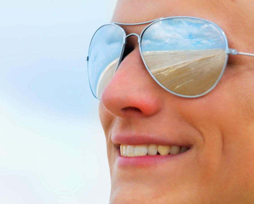 西方人,脸,头,脸颊,一个人,笑,微笑,露齿笑,横图,室外,特写,白天,侧面,沙滩,欧洲,欧洲人,仅一个男性,仅一个人,阴影,朦胧,模糊,光线,墨镜,沙子,眼镜,影子,海岸,沙地,注视,仅一个年轻男性,阳光,太阳镜,太阳眼镜,观察,看,遮阳镜,观看,察看,关注,男人,男性,年轻男性,白种人,头部,脸部,脸蛋,面部,海滩,半身,彩图