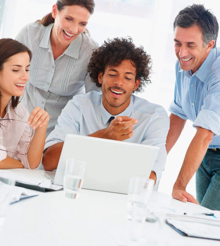 西方人,四个人,伙伴,朋友,商务人士,商务男性,商务女性,办公室,站,坐,笑,说,微笑,竖图,室内,白天,正面,衬衫,讨论,友谊,合作,团队,电脑,笔记本电脑,家具,桌子,欧洲,欧洲人,撑,套装,网络,材料,档案,文件,眼镜,办公桌,墙,领带,注视,通讯设备,墙壁,墙面,白色,资料,低头,观察,看,站着,战略,观看,察看,无线,撑着,象征,庄重,关注,文档,通信设备,商务装,身份,无线网络,近视眼镜,无线上网,便携式电脑,工薪阶层,办公家具,联合,合谋,正式,地位,交流,配合,协作,手提电脑,男人,男性,女人,女性,中年男性,中年女性,白种人,白领,上班族,沟通,讲话,交谈,商讨,说话,谈话,站立,坐着,半身,彩图,衬衣