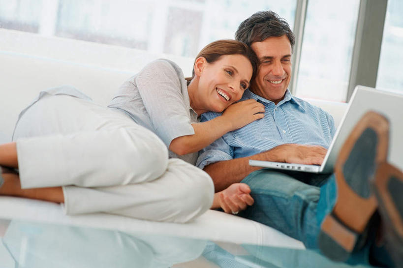 西方人,中年人,两个人,家庭,夫妻,客厅,坐,躺,笑,微笑,露齿笑,横图,室内,白天,正面,爱情,电脑,笔记本电脑,窗户,落地窗,桌子,玻璃,欧洲,欧洲人,敲打,服装,朦胧,模糊,网络,浪漫,茶几,注视,休闲装,输入,通讯设备,玻璃窗,玻璃制品,衣服,打字,观察,看,休闲,温暖,温馨,一家人,休闲服,恩爱,恋人,服饰,观看,点击,敲击,和睦,察看,无线,起居室,关注,通信设备,无线网络,无线上网,便携式电脑,客堂,卧着,按键,手提电脑,男人,男性,女人,女性,中年男性,中年女性,白种人,夫妇,情侣,躺着,卧,坐着,半身,彩图,伴侣,融洽