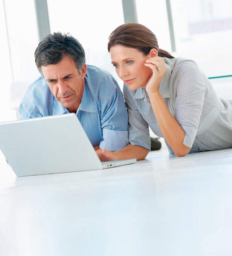 西方人,中年人,两个人,家庭,夫妻,躺,竖图,室内,白天,正面,爱情,电脑,笔记本电脑,窗户,地板,落地窗,欧洲,欧洲人,撑,服装,朦胧,模糊,网络,地面,浪漫,托腮,注视,休闲装,通讯设备,木地板,玻璃窗,衣服,观察,看,趴着,托,休闲,温暖,温馨,一家人,休闲服,恩爱,恋人,服饰,观看,和睦,察看,无线,关注,托下巴,通信设备,无线网络,无线上网,便携式电脑,卧着,手提电脑,男人,男性,女人,女性,中年男性,中年女性,白种人,夫妇,情侣,趴,躺着,卧,半身,彩图,伴侣,融洽