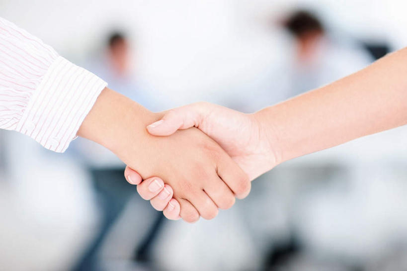 西方人,手,四个人,伙伴,朋友,商务人士,商务男性,商务女性,站,坐,握手,横图,室内,特写,白天,正面,衬衫,友谊,合作,团队,欧洲,欧洲人,阴影,套装,朦胧,模糊,反射,影子,墙,注视,墙壁,墙面,白色,观察,看,站着,手部,战略,观看,单手,察看,关注,商务装,工薪阶层,联合,合谋,配合,协作,男人,男性,女人,女性,中年男性,中年女性,白种人,白领,上班族,搀手,拉手,手拉手,手握手,站立,坐着,半身,彩图,衬衣