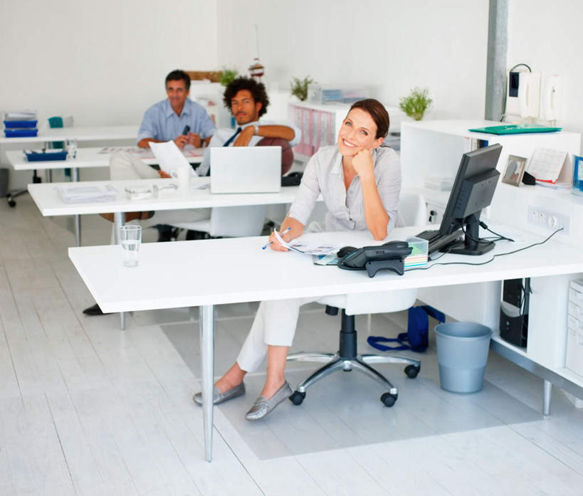 西方人,三个人,伙伴,朋友,商务人士,商务男性,商务女性,办公室,坐,笑,打电话,微笑,露齿笑,横图,室内,白天,正面,衬衫,友谊,合作,团队,电脑,显示器,鼠标,键盘,植物,家具,桌子,电话,欧洲,欧洲人,一排,撑,套装,环保,整齐,网络,材料,档案,盆栽,文件,纸,办公桌,墙,垃圾桶,盆景,托腮,注视,输入设备,通讯设备,墙壁,墙面,排列,绿色,白色,自然,话筒,容器,手稿,资料,观察,看,托,电话线,台式电脑,战略,生长,能源,成长,观看,储藏,垃圾箱,证明,回收,资源,察看,固定电话,储存,队列,关注,托下巴,文档,通信设备,商务装,利用,工薪阶层,低碳,输出设备,循环,办公家具,联合,合谋,持续,交流,配合,协作,男人,男性,女人,女性,中年男性,中年女性,白种人,白领,上班族,电话机,沟通,通话,坐着,彩图,全身,衬衣,贮存