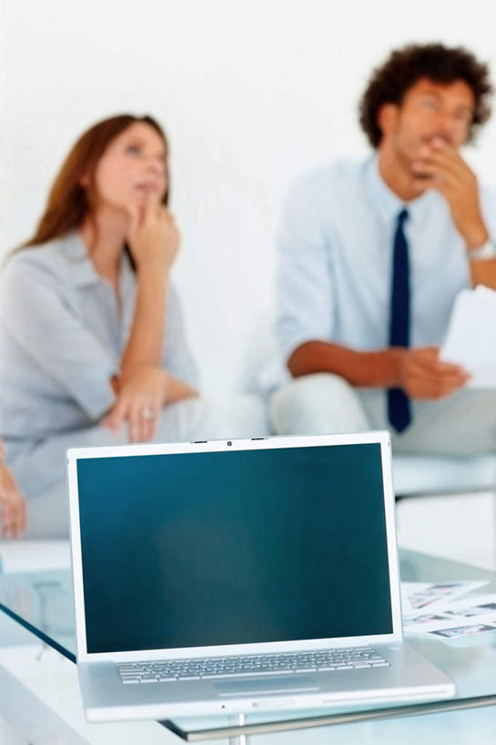 西方人,两个人,伙伴,朋友,商务人士,商务男性,商务女性,办公室,坐,笑,微笑,露齿笑,竖图,室内,白天,正面,衬衫,友谊,合作,团队,电脑,笔记本电脑,家具,桌子,欧洲,欧洲人,撑,套装,朦胧,模糊,时间,网络,时钟,手表,办公桌,墙,计时,托腮,注视,通讯设备,墙壁,墙面,白色,钟表,观察,看,托,表,战略,观看,腕表,察看,无线,关注,托下巴,通信设备,商务装,无线网络,无线上网,便携式电脑,工薪阶层,办公家具,联合,合谋,配合,协作,手提电脑,男人,男性,女人,女性,中年男性,中年女性,白种人,白领,上班族,钟,抬头,仰头,坐着,半身,彩图,衬衣