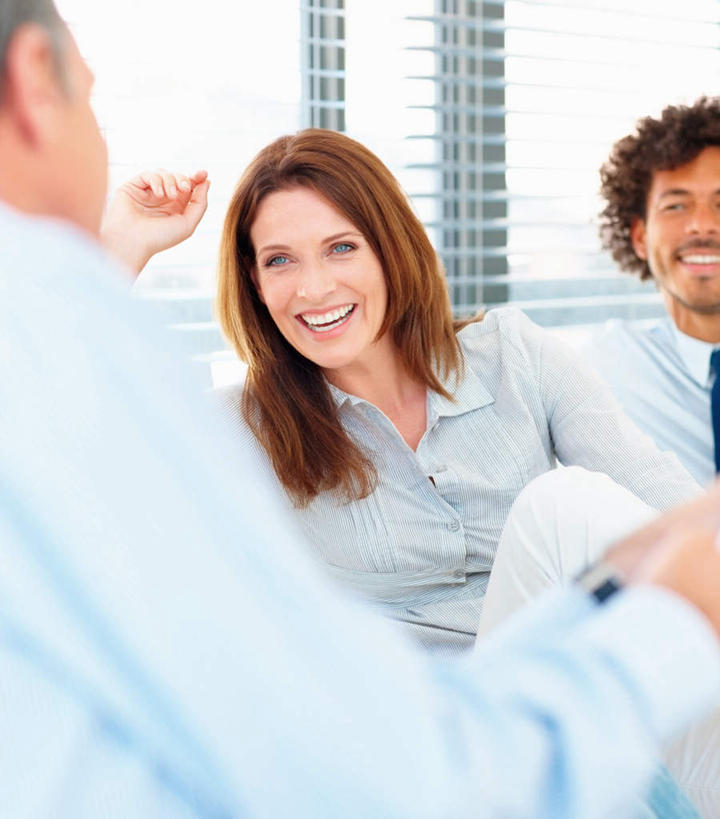 西方人,背部,三个人,伙伴,朋友,商务人士,商务男性,商务女性,坐,举,笑,微笑,露齿笑,竖图,室内,白天,正面,衬衫,友谊,合作,团队,窗户,沙发,欧洲,欧洲人,握,套装,朦胧,模糊,百叶窗,领带,注视,观察,看,托,战略,握着,观看,察看,象征,庄重,关注,商务装,身份,布艺沙发,工薪阶层,联合,合谋,正式,地位,配合,协作,男人,男性,女人,女性,中年男性,中年女性,白种人,白领,上班族,举起,举手,举着,向上举,向上伸,向上托,坐着,半身,彩图,衬衣