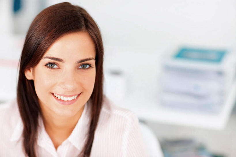 西方人,脸,头,脸颊,一个人,商务人士,商务女性,办公室,站,笑,微笑,露齿笑,横图,俯视,室内,特写,白天,家具,桌子,欧洲,欧洲人,仅一个年轻女性,仅一个女性,仅一个人,套装,朦胧,模糊,材料,档案,文件,办公桌,墙,注视,肩膀,墙壁,墙面,白色,资料,观察,看,站着,观看,察看,关注,文档,商务装,文件架,工薪阶层,资料架,办公家具,文件框,文件盘,文件托盘,文件座,资料档,资料座,年轻女性,女人,女性,白种人,头部,脸部,脸蛋,面部,白领,上班族,站立,半身,彩图,高角度拍摄